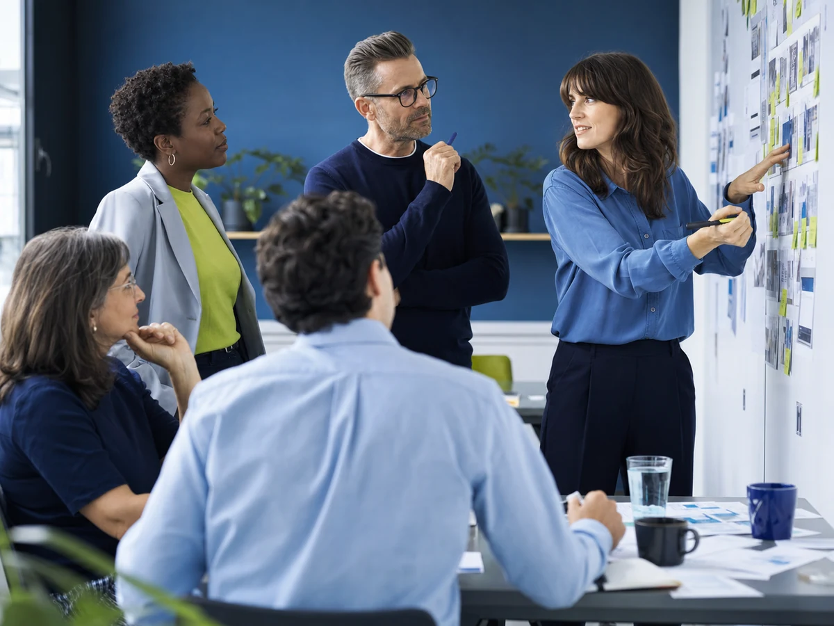 Équipe construisant collectivement une méthode de travail avec l’intelligence artificielle