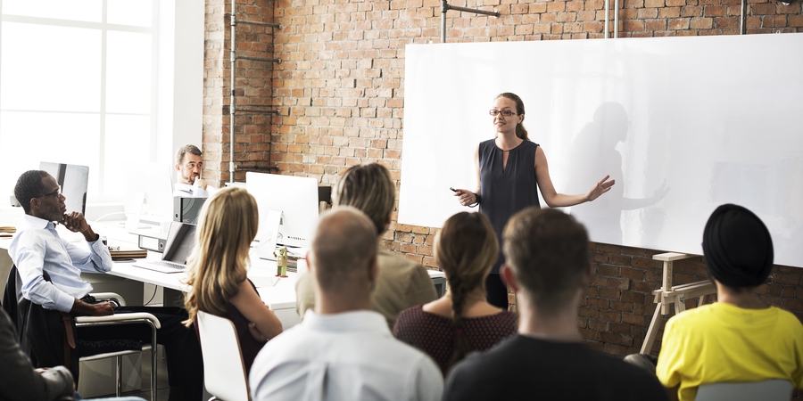 Auto-formation vs formation encadrée : quelle efficacité pour les métiers du digital ?